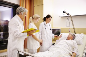 Krankenhaus Visite mit Patientin im Bett